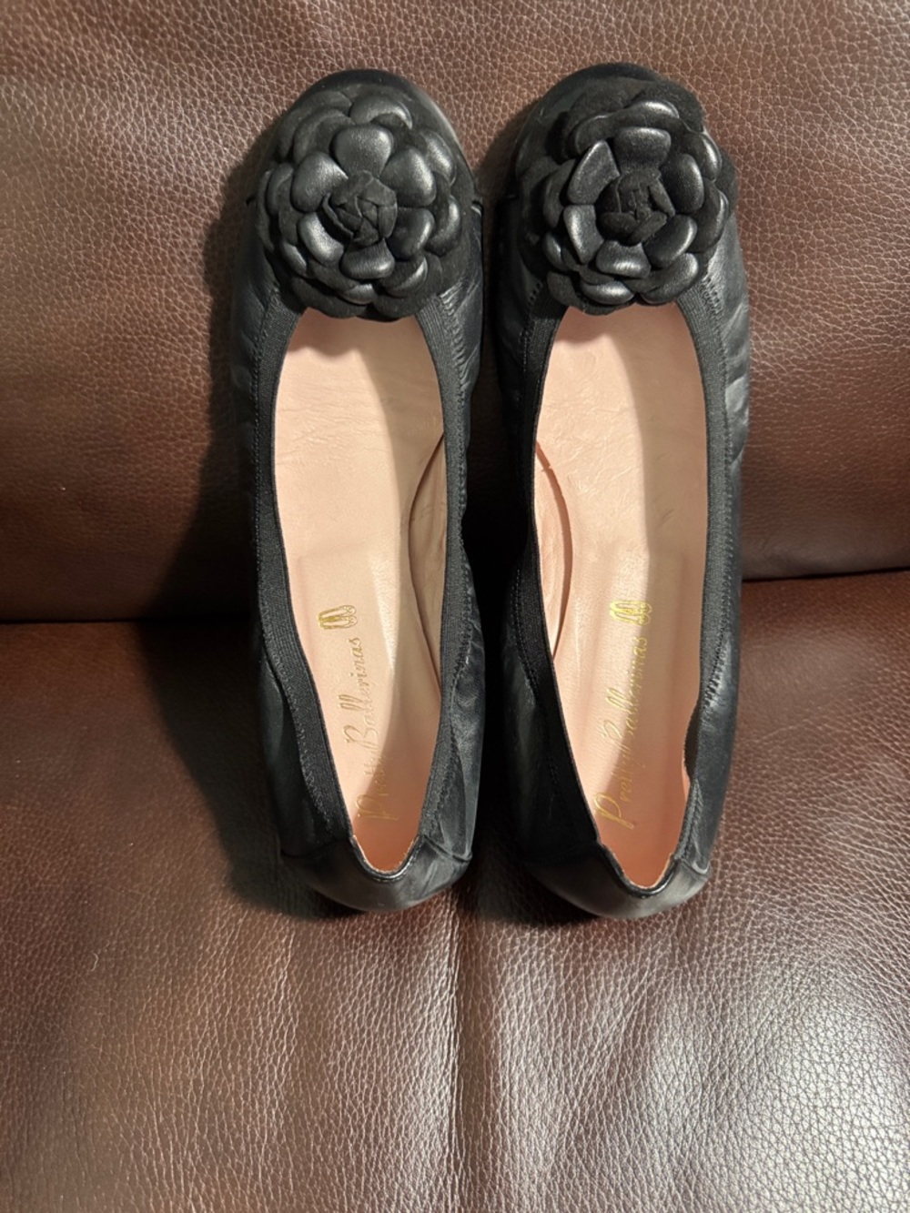 Pretty Ballerinas Black Leather Floral-Toe Ballet Flats